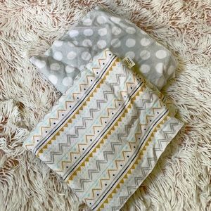 2 receiving blankets